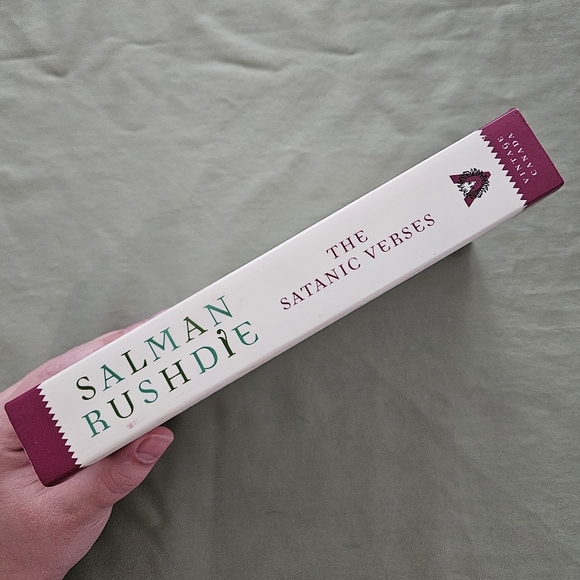 The Satanic Verses by Salman Rushdie - Paperback Classics - Picture 4 of 7